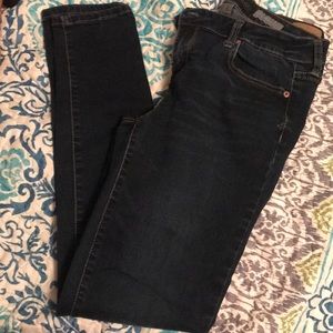 Skinny jeans/ dark colored